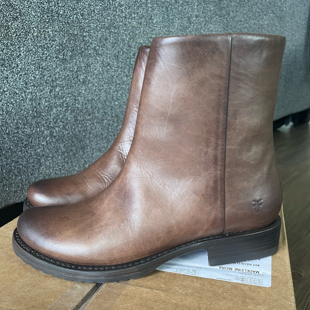 Frye Veronica Inside Zip in Renice Size 7.5